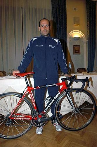 Igor Astarloa poses with the new team bike, a Cannondale