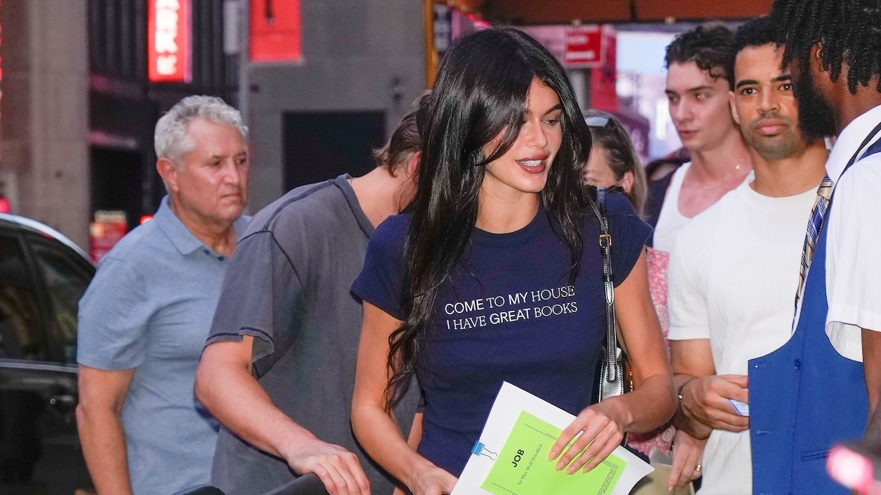 Kaia Gerber wearing a &quot;Come to my house, I have great books&quot; navy tee with navy leggings and black pumps in New York City July 2024