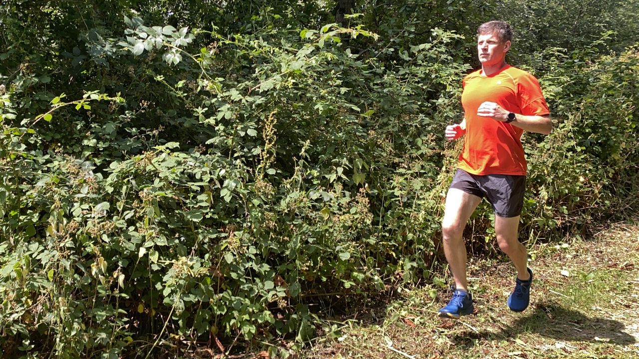 Runner wearing the Topo Athletic MTN Racer 4s 