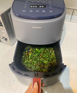 Cooking 'Crispy seaweed' kale in the Cosori Lite air fryer appliance