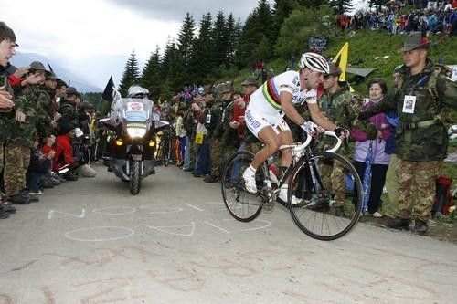 World Champ Paolo Bettini (Quickstep-Innergetic) struggles with the gradients.