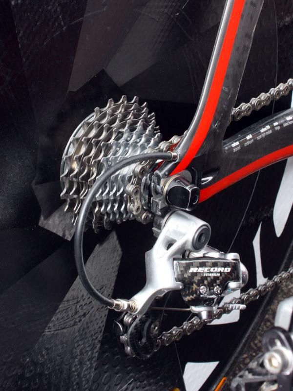 Evans' bike is fitted with a 10-speed Campagnolo drivetrain since the company still doesn't offer 11-speed bar-end shifters.