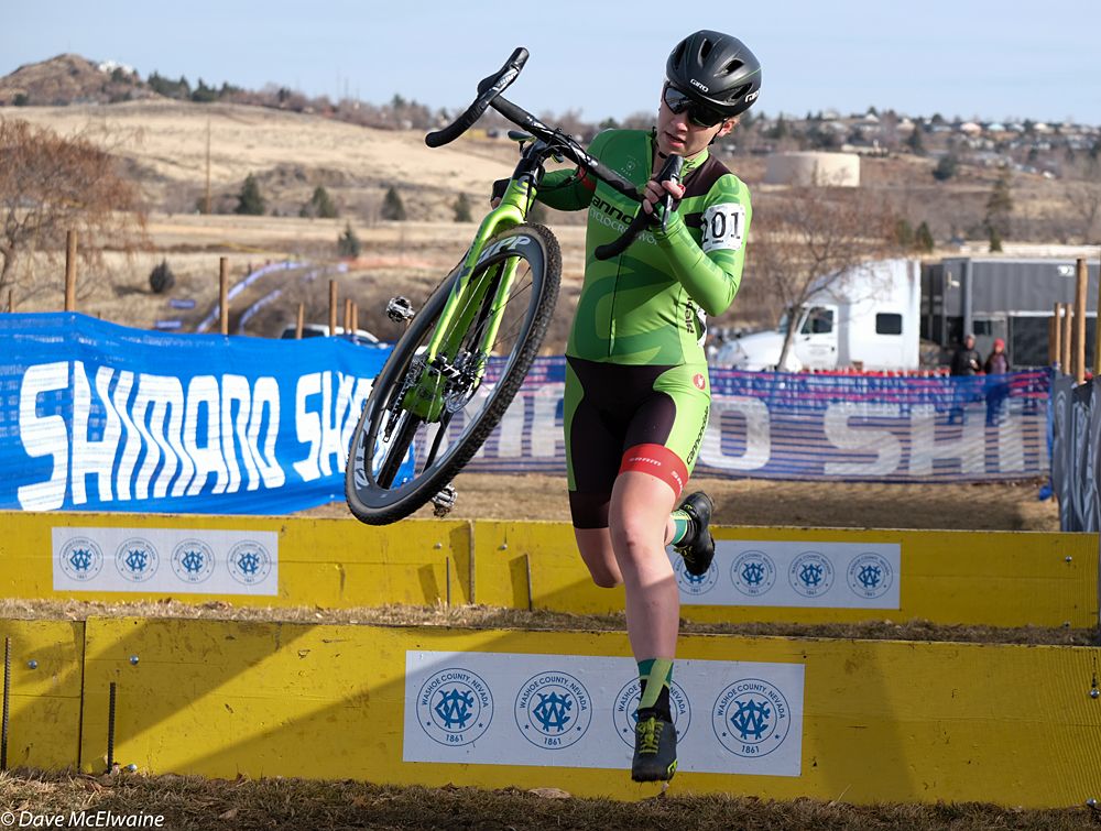 Emma White (Cannondale) running the barriers alone