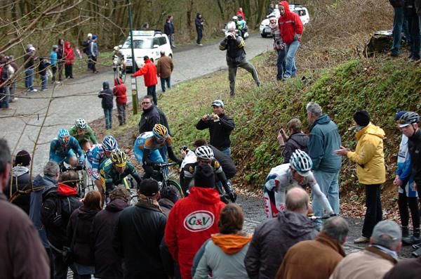 The breaks ascends the Kemmelberg.