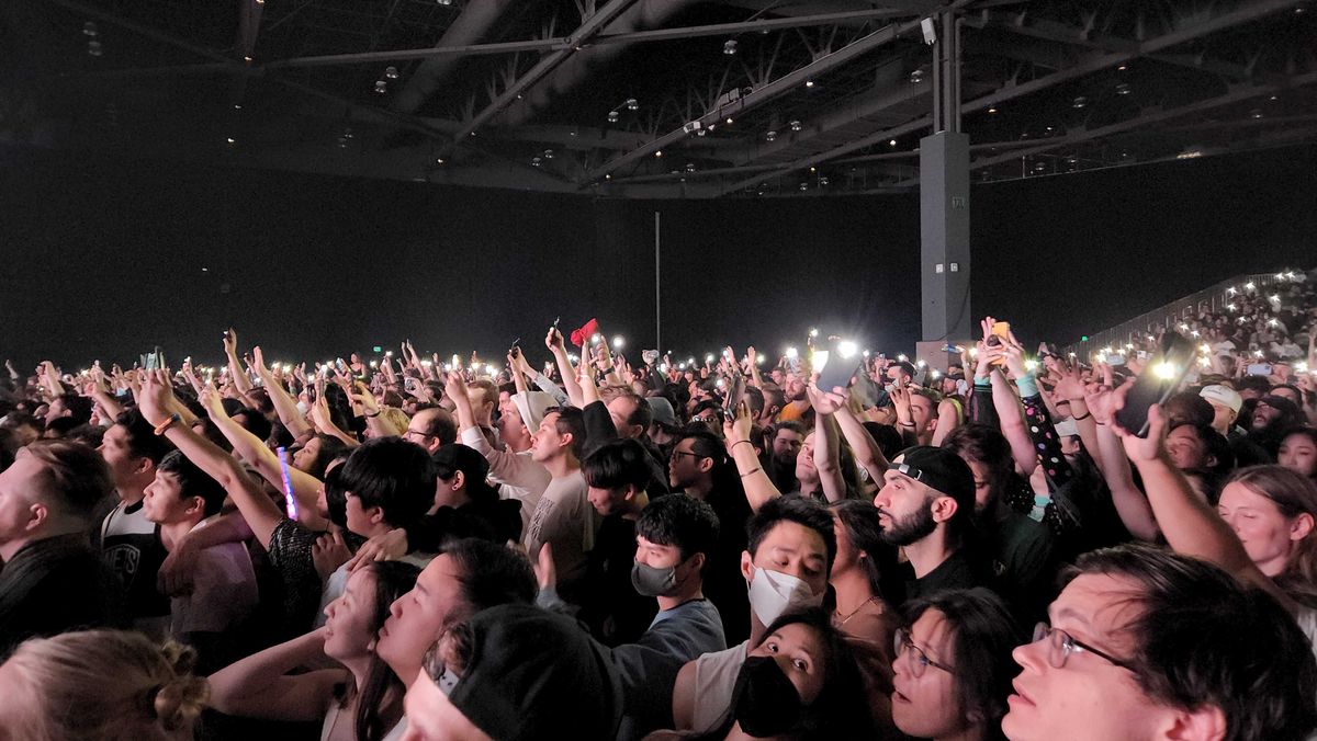Samsung Galaxy S22 camera sample, crowd at a concert venue