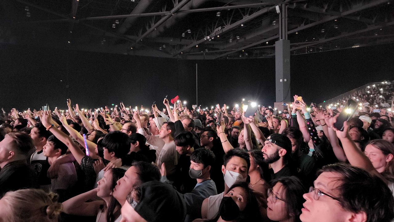 Samsung Galaxy S22 camera sample, crowd at a concert venue