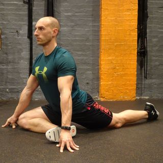 Rich Tidmarsh demonstrating pigeon glute stretch for runners