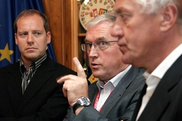 Prudhomme (L) and Lefevere (r) listen to Pat McQuaid