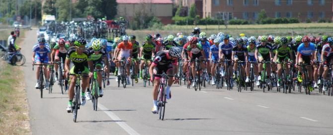 Carlos Oyarzun (Efapel) attacks before a calm peloton