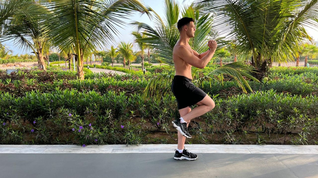 Sam Shaw starting a reverse lunge