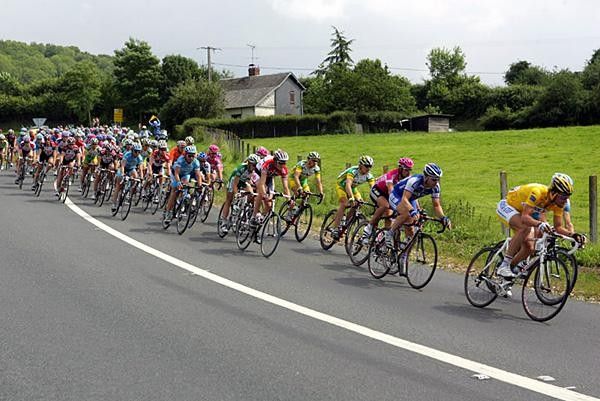 Tom Boonen (Quickstep) brings the group closer to the finish.
