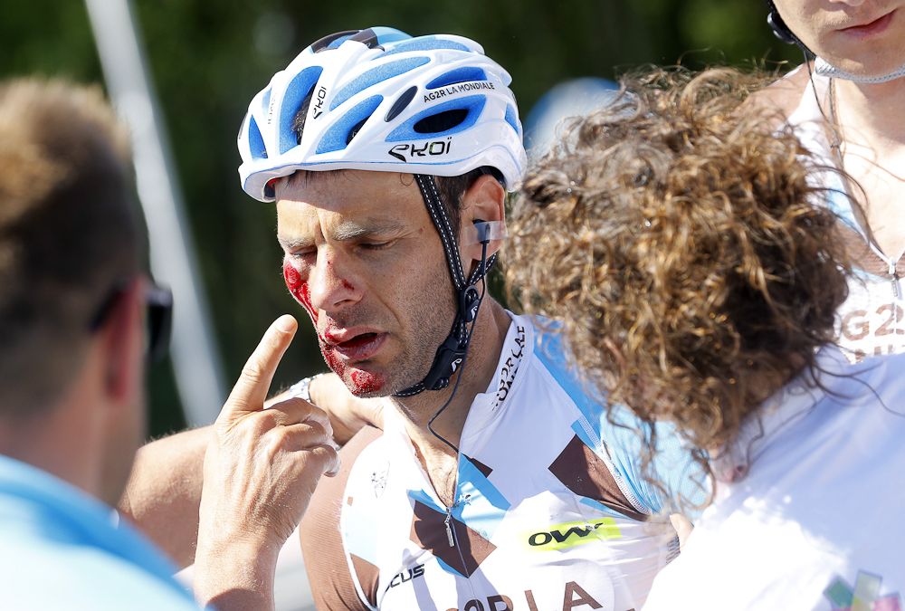 Jean-Christophe Peraud injured his face after crashing during the Giro's stage 3.
