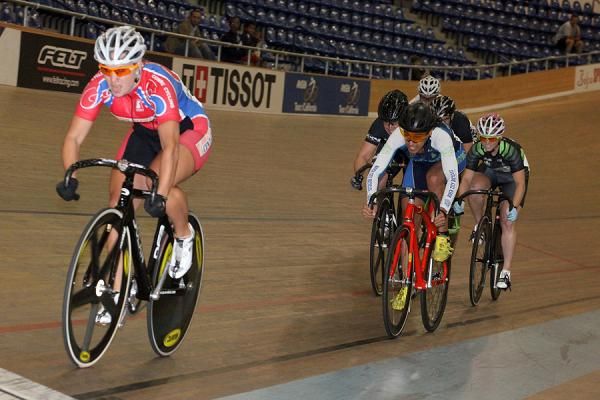 Dana Feiss jumps clear in the Women's Keirin Final with one lap to go