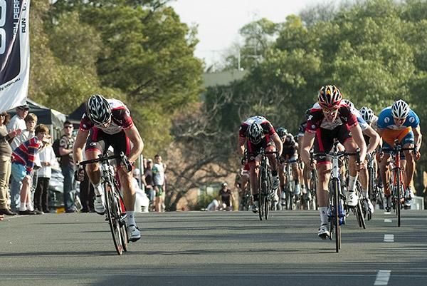Ben Kersten (left) edges out V Australia teammate Scott Law for final stage honours in Geelong's Eastern Gardens.