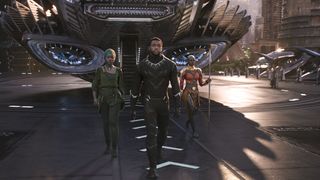 Kung T'Challa återvänder till Wakanda i den ursprungliga Black Panther.