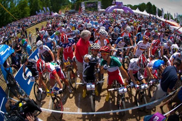Marco Fontana and Manuel Fumic (both Cannondale) talk on the start line of the elite men's race at the Offenburg World Cup