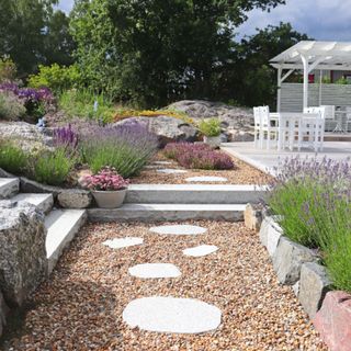 A coastal garden inspired by ”The Hamptons” of white wood structures, situated in the archipelago.