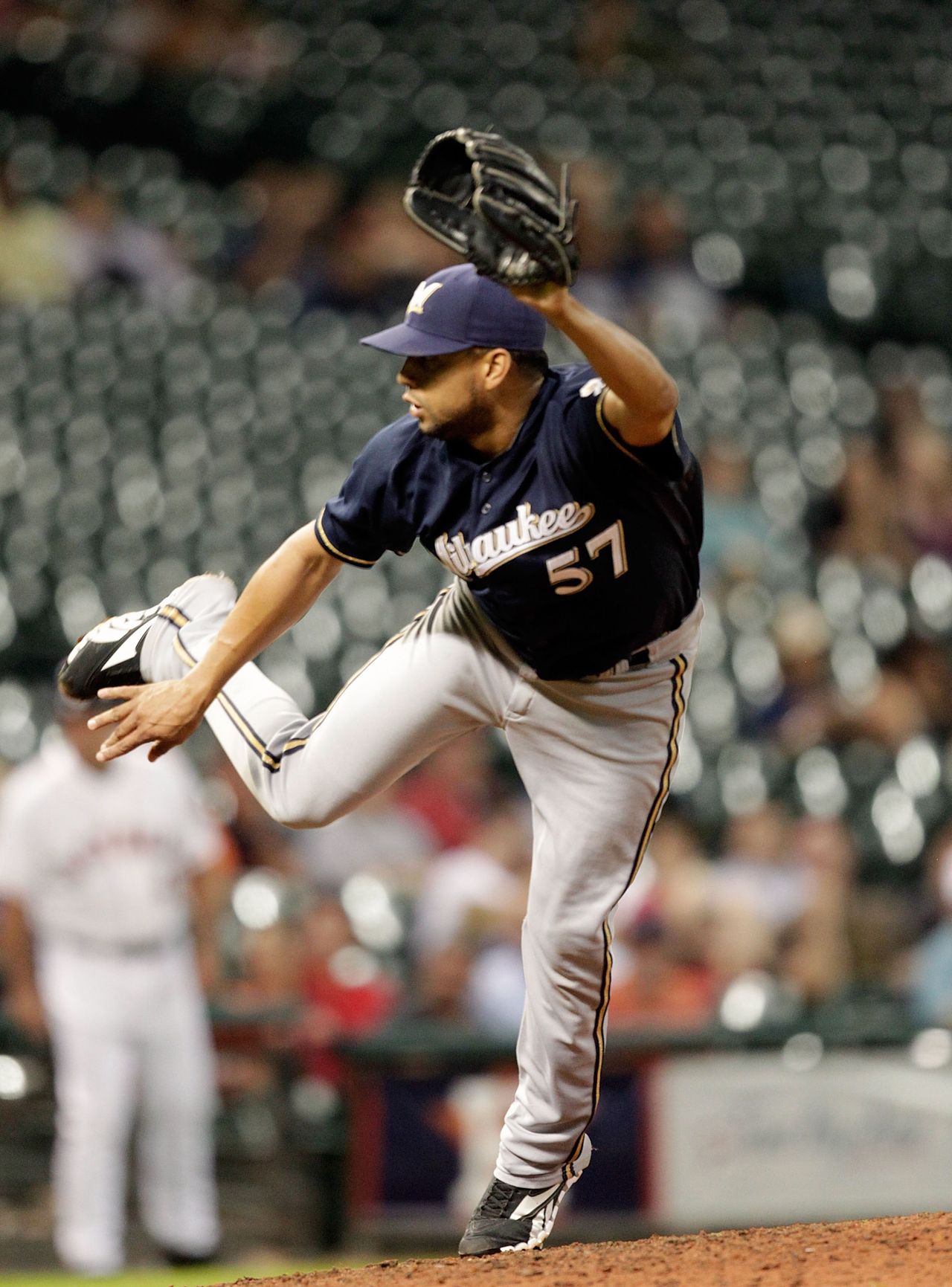 Today in weird baseball injuries: Pitcher walks barefoot in desert, steps on cactus