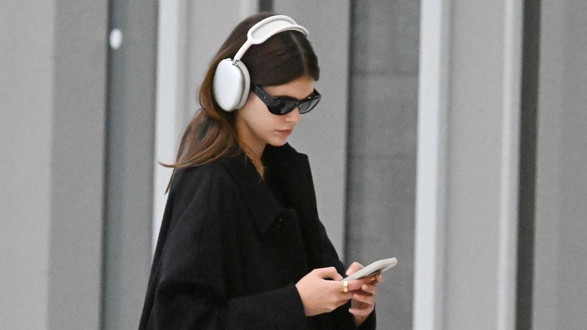 Kaia Gerber's Best Travel Outfit Includes 2024's It Sneaker - Vimarsana News