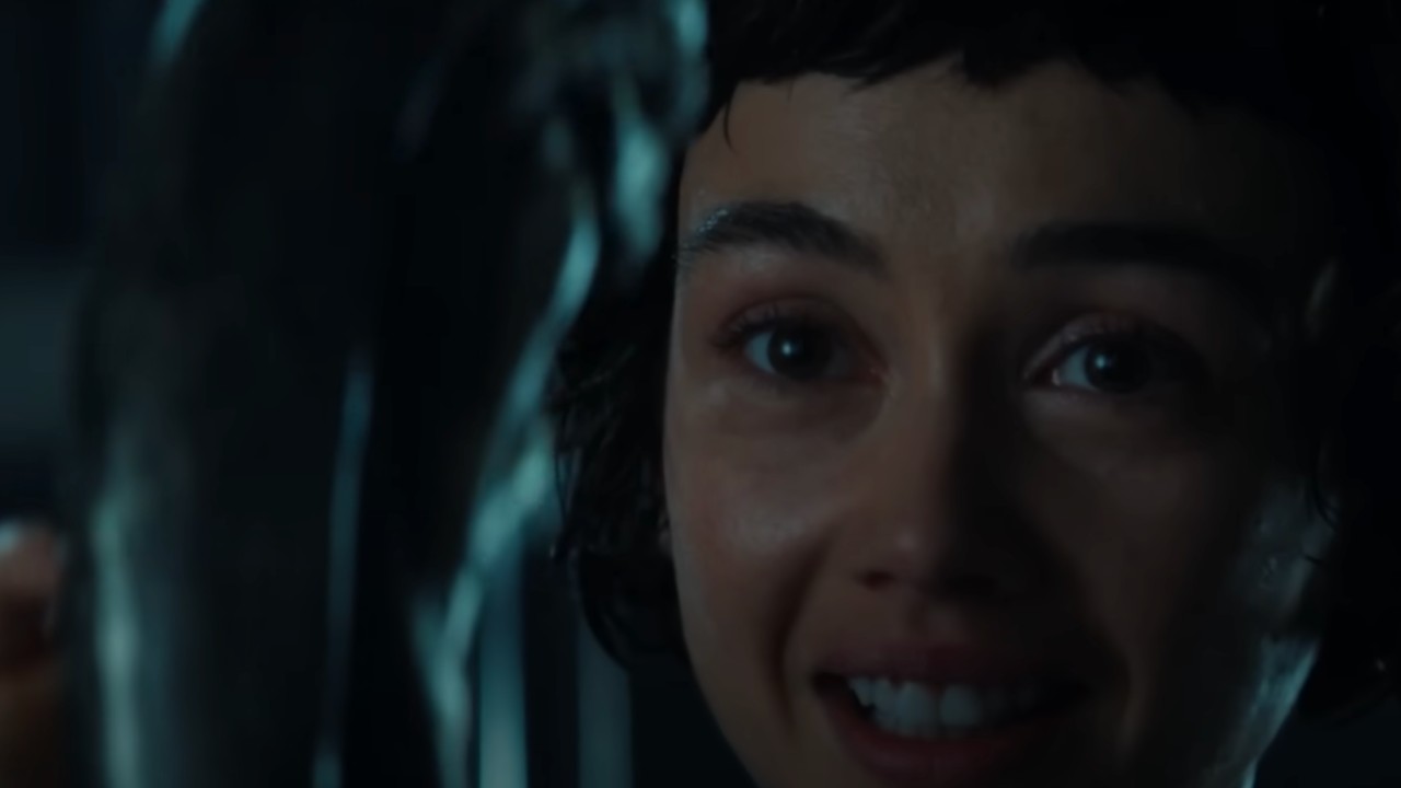 Wendy smiling at the Xenomorph