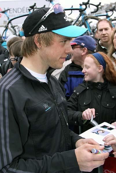 Autograph signing time