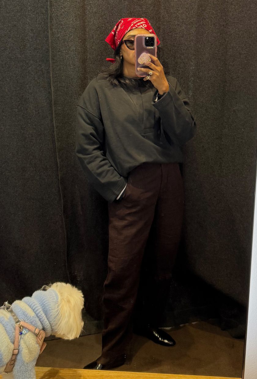 @chiarasatelier wears Whistles' linen barrel-leg trousers in brown
