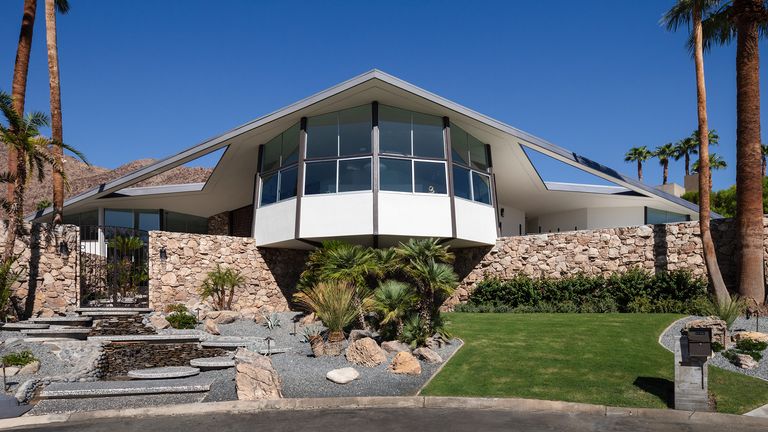 Midcentury house in Palm Springs sunshine