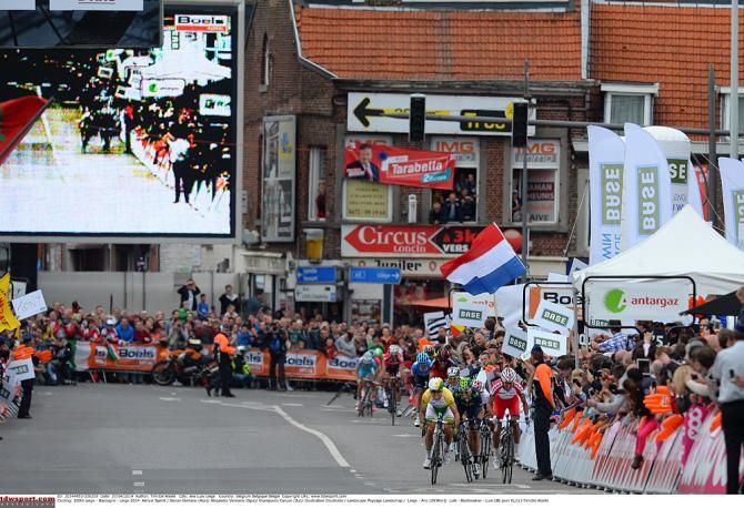 The sprint under the big screen