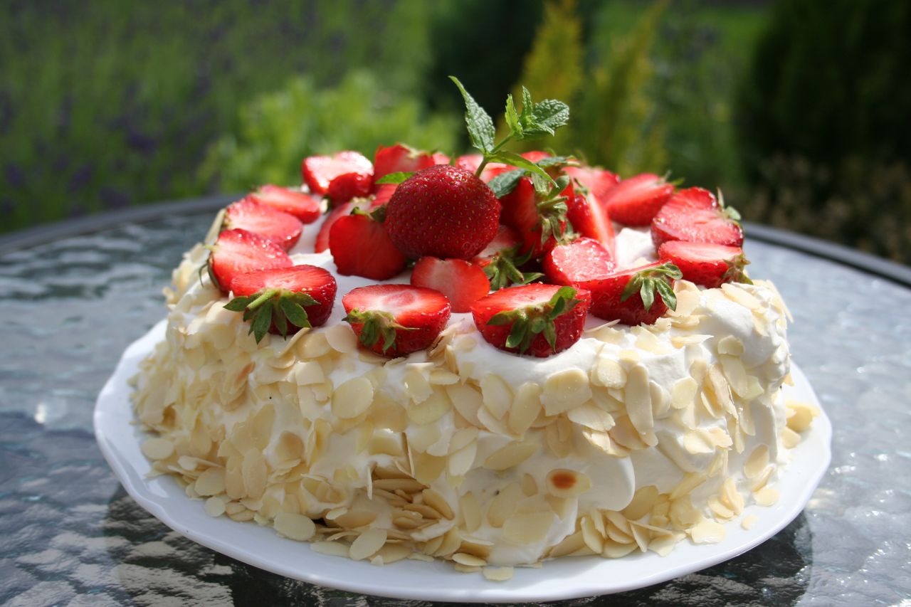 Strawberry gateau al fresco