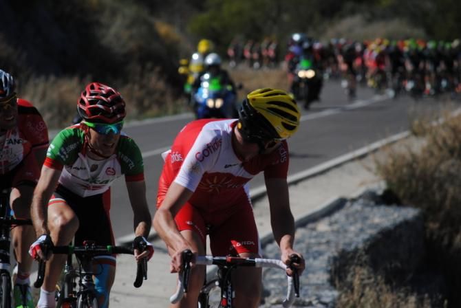Cammaerts (Cofidis) takes a glance back to see how the peloton approaches.