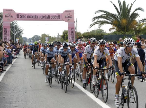 The peloton passes through Sant' Efemia Lamezia in remembrance of the local riders killed in an accident