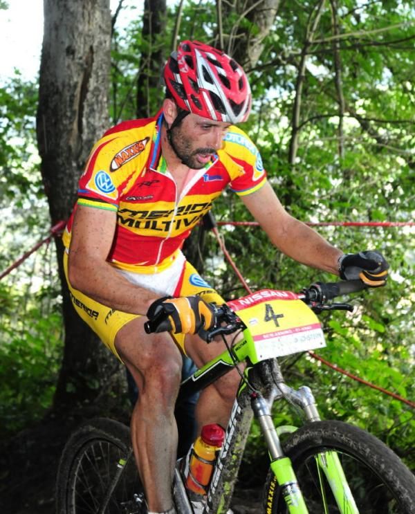Jose Antonio Hermida Ramos (Multivan) chasing Absalon on lap three
