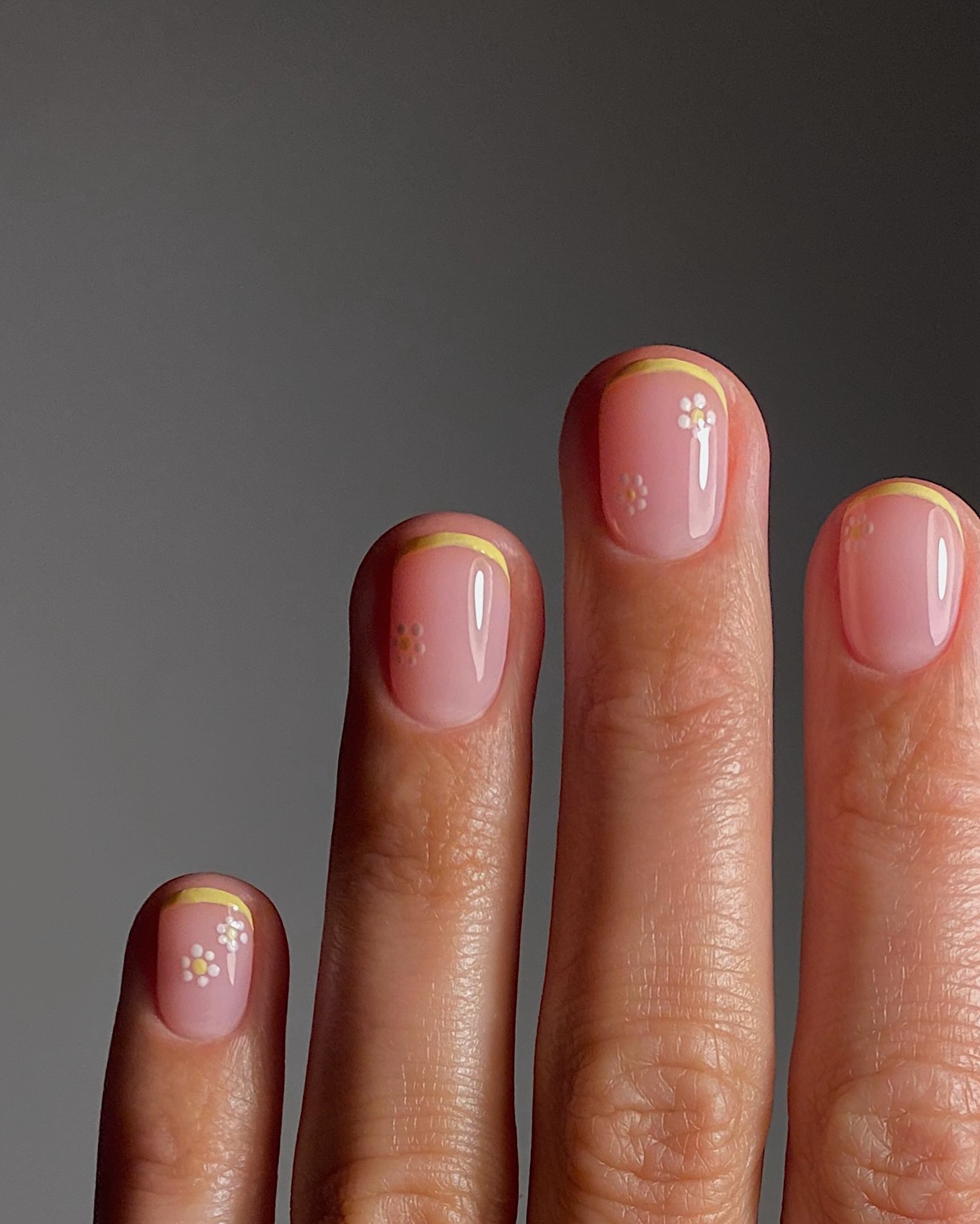 Ditsy daisy manicure by Mate Janova