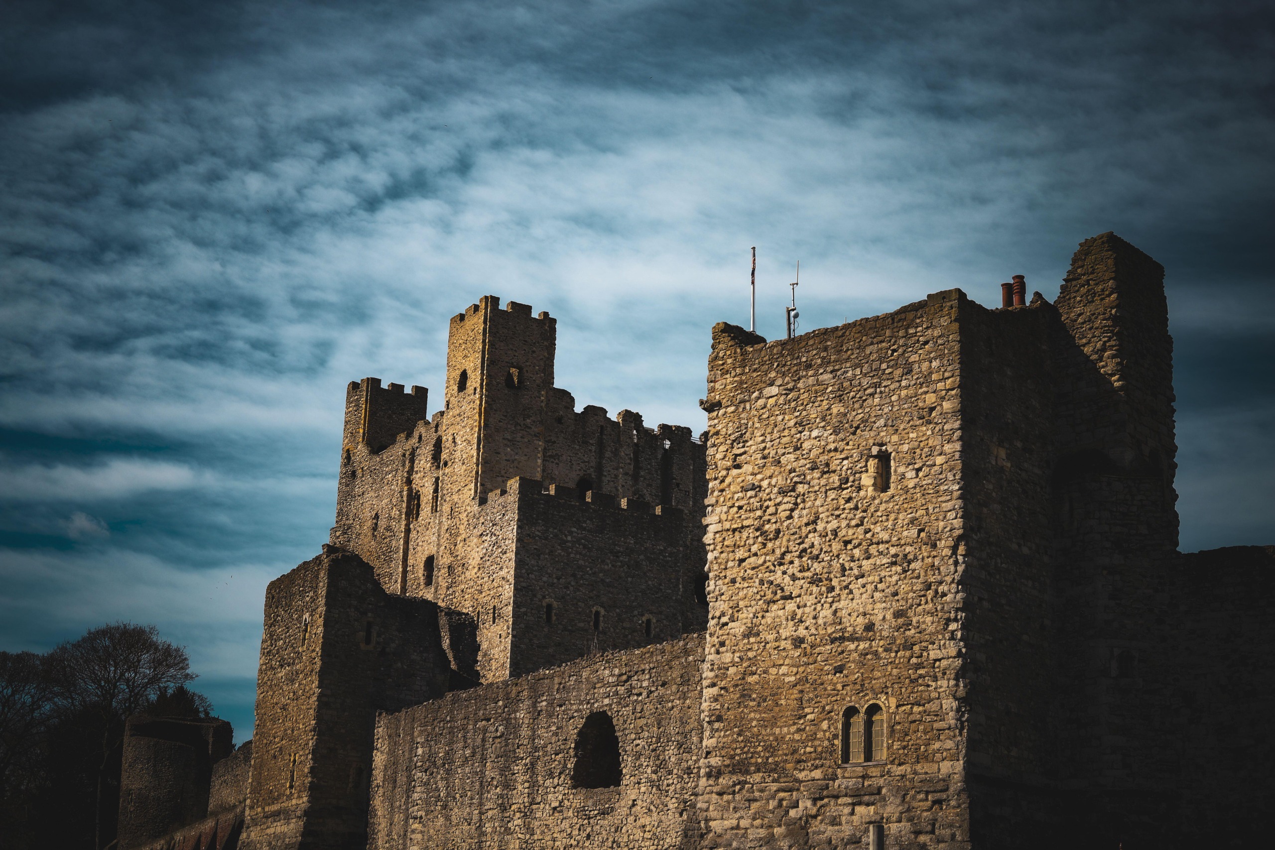 A gloomy look at Rochester castle from below