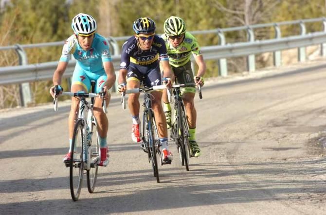 Vincenzo Nibali (Astana) leads Alberto Contador (Saxo-Tinkoff) and Mauro Santambrogio (Vini Fanini-Selle Italia).