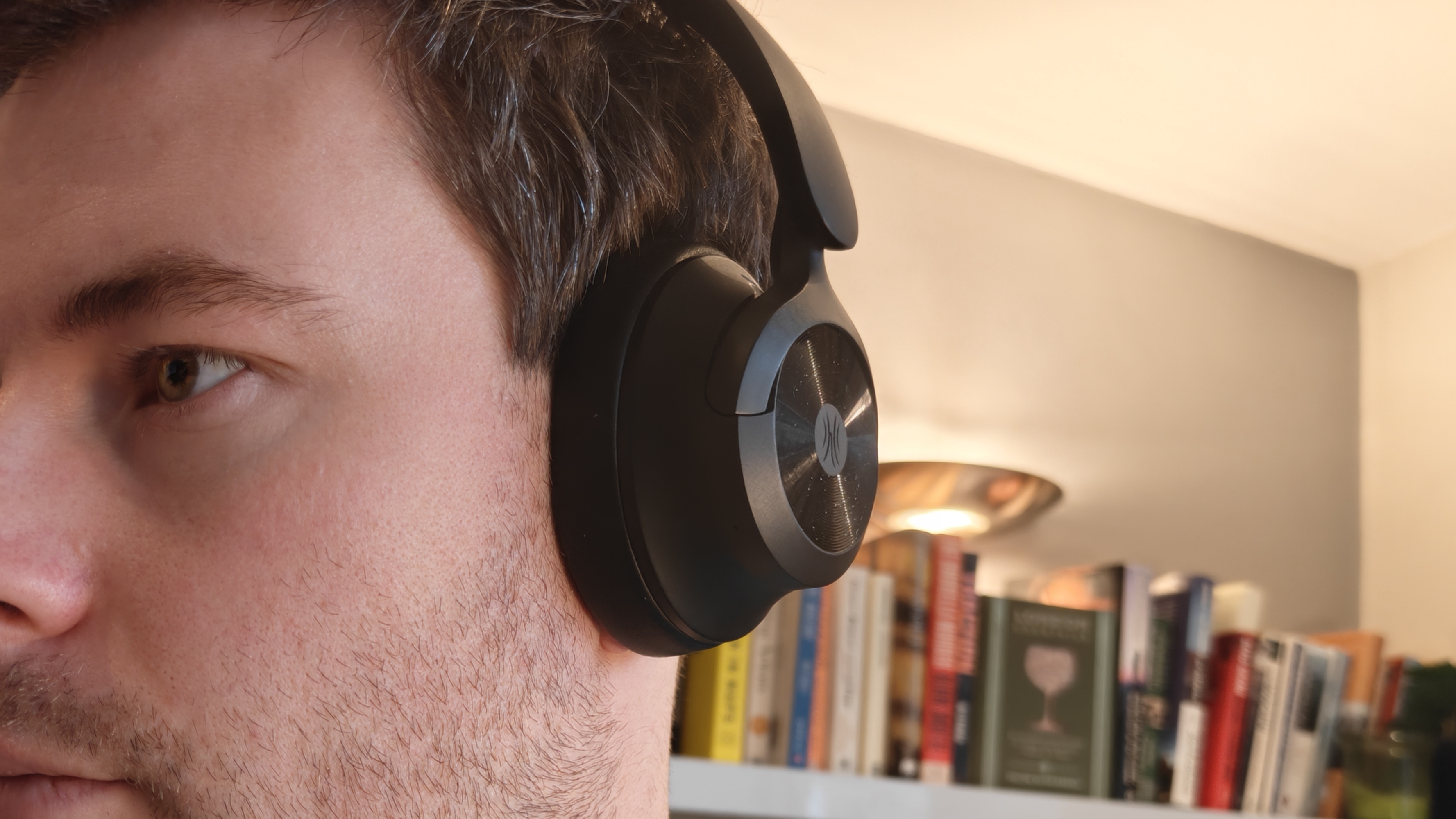 OneOdio Focus A1 Pro على رأس الرجل.