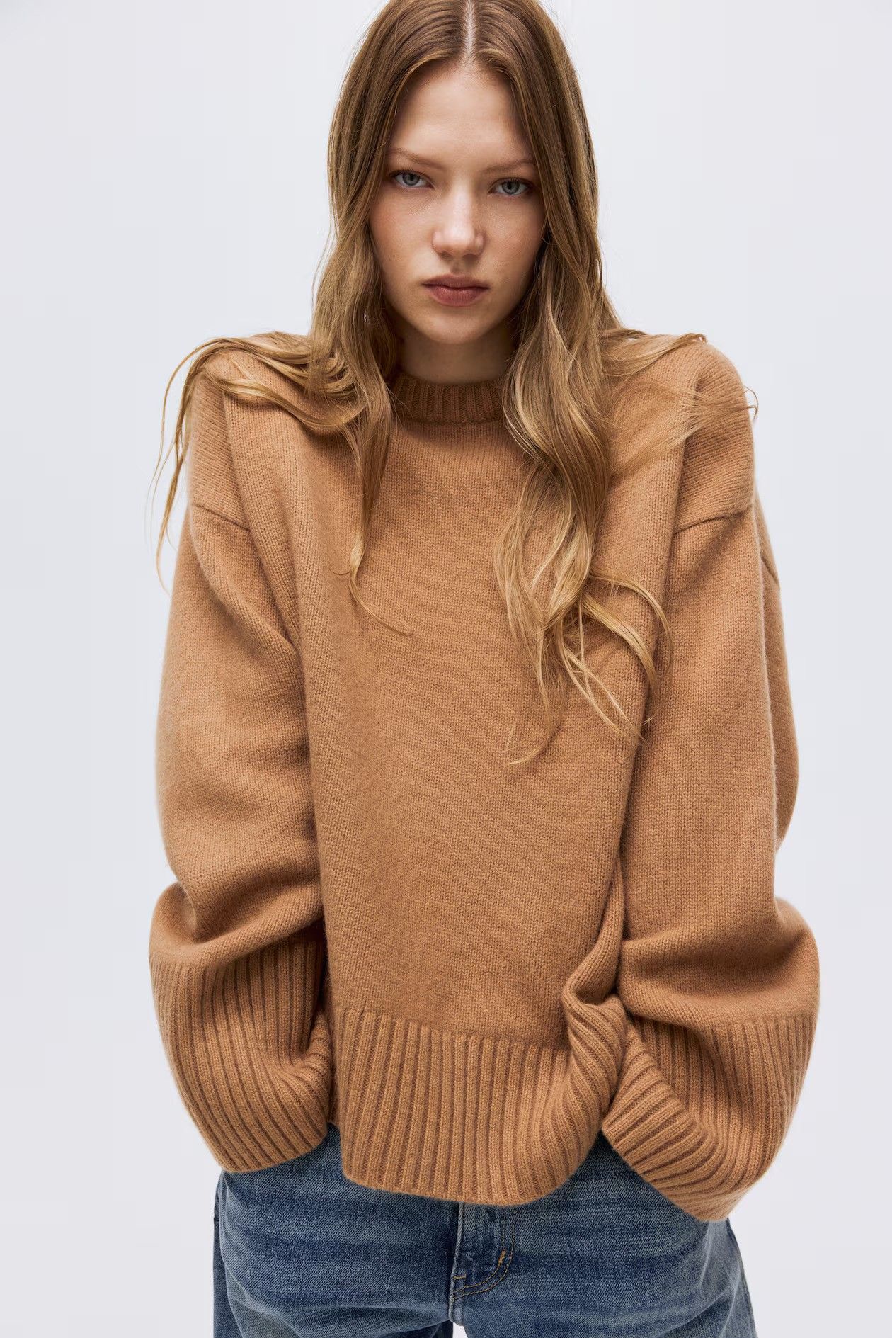 Model wears a camel cashmere jumper