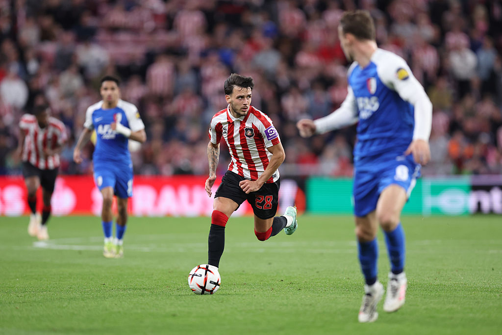 SUNDERLAND, ENGLAND - SEPTEMBER 16: Enzo Le Fee of Sunderland runs with the ball during the UEFA Europa League 2026/27 League Phase MD1 match between Sunderland AFC and AZ Alkmaar at Stadium of Light on September 16, 2026 in Sunderland, England. (Photo by George Wood/Getty Images)