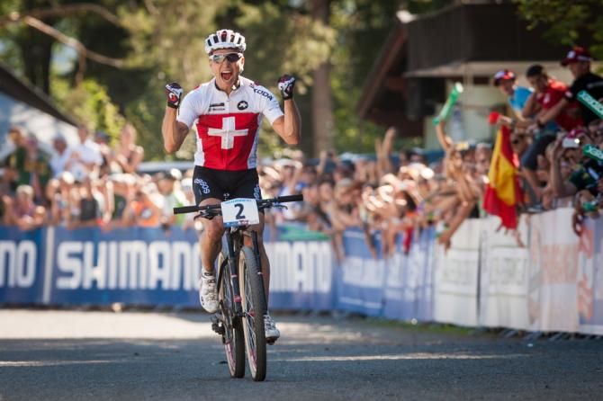Nino Schurter celebrates his world championship title in Saalfelden, Austria