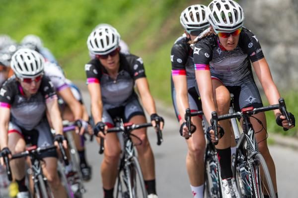 Specialized-Lululemon starts to organize at the front on the last lap.