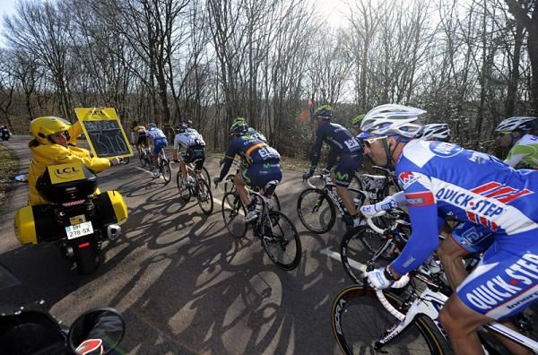 The peloton gets a time check from the break.