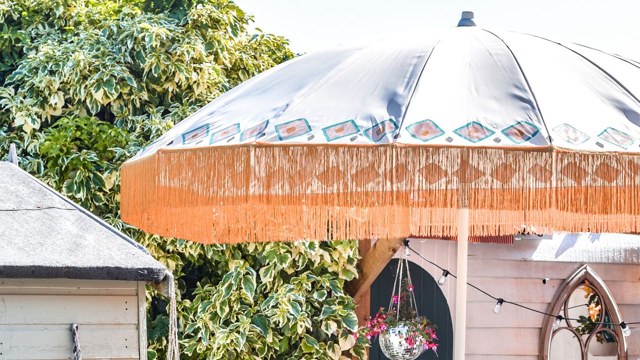 KEA SAMSÖ parasol with a gold fringe after hack