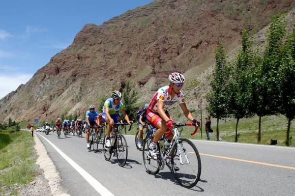 Kiel Reijnen (Jelly Belly) leads the bunch after the escape had been caught.