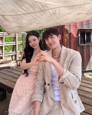 si-eun and min-woo making a heart on single's inferno season 3