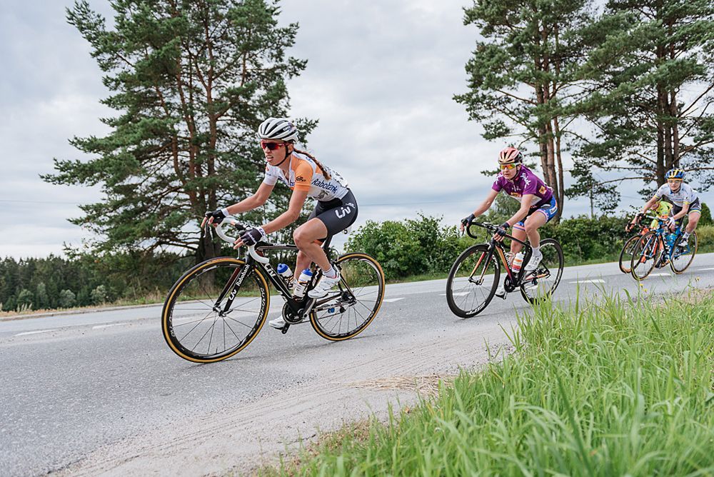 Kasia Niewiadoma (Rabo-Liv) and race leader Megan Guarnier (Boels Dolmans)
