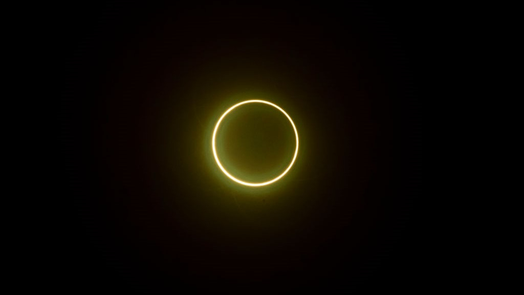 Un episodio de un eclipse solar de fuego