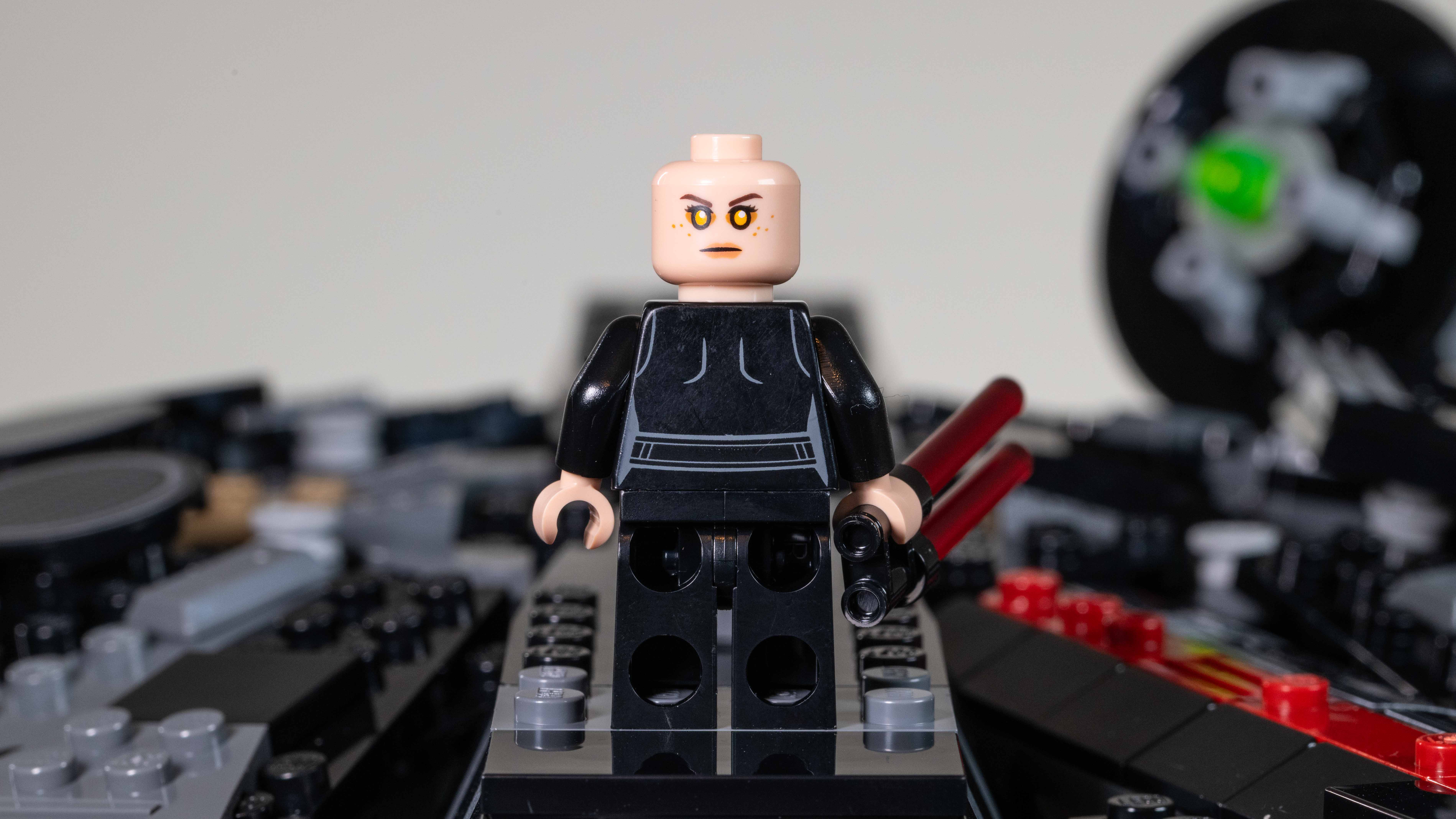 Lego Star Wars The Dark Falcon (75389) Darth Rey (rear)