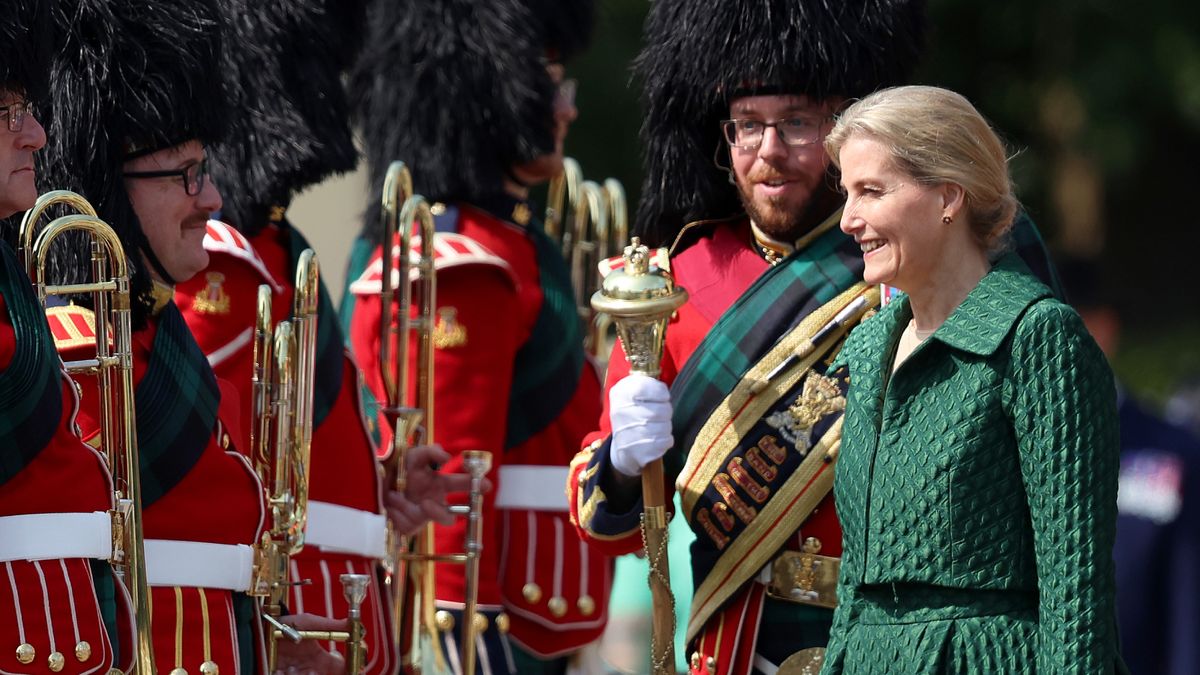 Duchess Sophie goes emerald in '50s inspired statement skirt with matching cropped blazer - Vimarsana News