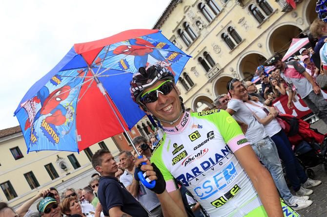 Stefano Pirazzi (Bardiani - CSF) enjoys some spidey shade at the start of Stage 18