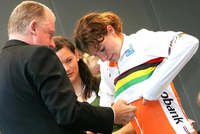 Marianne Vos (Netherlands) wins the the 2006 Worlds. She finished runner-up for the next five years before claiming a second rainbow jersey in 2012